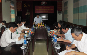 Đồng chí Nguyễn Văn Dũng, Phó Chủ tịch UBND tỉnh phát biểu kết luận buổi làm việc tại chi nhánh Ngân hàng NN-PTNT tỉnh.