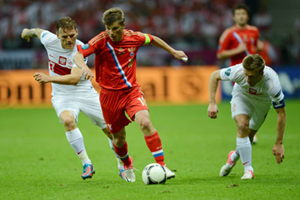 Tiền vệ đội trưởng Andrey Arshavin (áo đỏ) tung hoành trước hàng phòng ngự Ba Lan.
