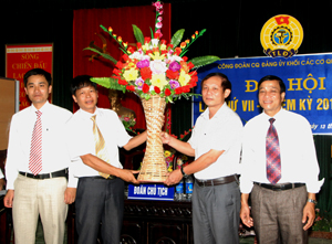 Đồng chí Đoàn Văn Thu, Bí thư Đảng ủy Khối tặng hoa chúc mừng đại hội.