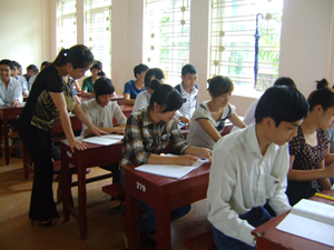 Lớp ôn khối A tại trường THPT chuyên Hoàng Văn Thụ của kỳ thi đại học, cao đẳng năm 2012.