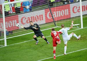 Pha đánh đầu ghi bàn của tiền đạo Nicklas Bendtner (Đan Mạch, áo đỏ). Ảnh: AFP
