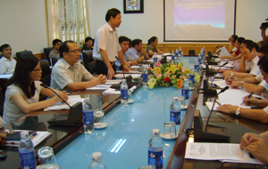 Đồng chí Bùi Văn Cửu, Phó Chủ tịch TT UBND tỉnh báo cáo với đoàn công tác Bộ y tế về công tác DS/KHHGĐ.