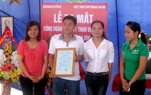 Đại diện Công đoàn các KCN tỉnh đã trao quyết định thành lập Công đoàn Công ty TNHH Việt Nam FRAGRANCES Hòa Bình.