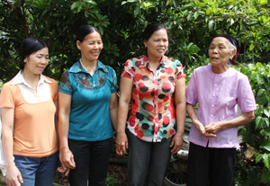 Mặc dù tuổi đã cao nhưng bà Nguyễn Thị Vuông vẫn thường xuyên gặp gỡ hội viên phụ nữ  xóm Gốc Đa, xã Hợp Thành (Kỳ Sơn) trao đổi về xây dựng gia đình ấm no, hạnh phúc.