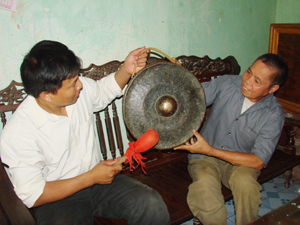 Ông Bùi Thanh Mẻo, xóm Bãi Bệ, xã Dũng Phong (Cao Phong)  người có nhiều năm gắn bó với văn hóa cồng chiêng Mường Thàng.