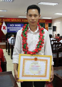 Trần Thái Thành được BCĐ vận động HMNĐ tỉnh tăng giấy khen và ving dự được lựa chọn là thanh niên tiêu biểu đi dự Lễ tôn vinh người hiến máu tình nguyện Hà Nội.