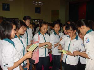 Kỳ thi này, trường THPT Mường Bi (huyện Tân Lạc) là 1 trong
30 trường THPT trên địa bàn tỉnh đỗ TN đạt 100%

