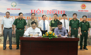Các đồng chí lãnh đạo tỉnh và Bộ Quốc phòng chứng kiến lễ ký kết biên bản ghi nhớ giữa các doanh nghiệp Bộ Quốc phòng và UBND tỉnh.
