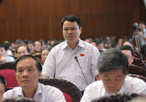Đồng chí Nguyễn Tiến Sinh, Phó Trưởng Đoàn đại biểu Quốc hội tỉnh chất vấn Phó Thủ tướng Thường trực Chính phủ Nguyễn Xuân Phúc.