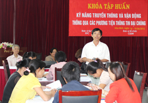 Tại lớp tập huấn, các học viên trao đổi kinh nghiệm thực tế của bản thân trong công tác truyền thông chữ Thái tại địa phương, cơ sở.