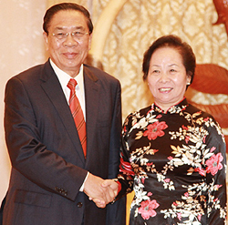 Tổng Bí thư, Chủ tịch nước Lào Choummaly Sayasone
 tiếp Phó Chủ tịch nước Nguyễn Thị Doan. Ảnh: vov.vn 
