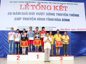 Đoàn VĐV huyện Tân Lạc xuất sắc giành giải nhất nội dung đồng đội nữ chính tại giải bơi vượt sông truyền thống cúp Truyền hình năm 2012.