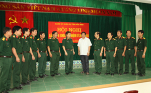Lãnh đạo Quân khu 3, Tỉnh ủy và Bộ CHQS tỉnh trao đổi về một số nhiệm vụ thực hiện trong 6 tháng cuối năm 2012.