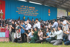 Các nhà báo của tỉnh tác nghiệp tại Lễ kỷ niệm 125 năm thành lập, 20 năm tái lập tỉnh và khai mạc lễ hội văn hóa cồng chiêng lần thứ nhất năm 2011. ảnh: Đ.N