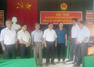 Các đại biểu HĐND tỉnh trao đổi thông tin với cử tri 3 xã Định Cư, Hương Nhương và Chí Đạo (huyện Lạc Sơn).