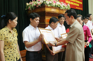 Đồng chí Nguyễn Văn Quang, Phó Bí thư Thường trực Tỉnh ủy trao bằng khen cho 12 tổ chức Đảng có thành tích xuất sắc trong công tác lãnh đạo, triển khai thực hiện Chỉ thị số 11.