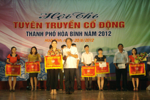 Lãnh đạo UBND TPHB trao giải nhất toàn đoàn cho phường Đồng Tiến.