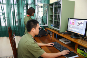 Cán bộ đội Tuyên truyền, phòng Công tác chính trị và công tác quần chúng (Công an tỉnh) thường xuyên trao đổi thông tin qua mạng với Tòa soạn Báo Hòa Bình.
