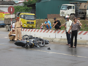 Đội CSGT Công an TPHB khám nghiệm vụ TNGT do xe máy đi sai làn đường gây ra ngày 12/6/2012 tại phường Đồng Tiến.
