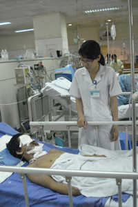 Bệnh nhân Nguyễn Văn Nhất đang được điều trị tại khoa Hồi sức tích cực,  Bệnh viện đa khoa tỉnh.