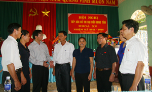 Bên lề hội nghị, đoàn đại biểu HĐND tỉnh (tổ Yên Thủy) trao đổi với cử tri  huyện Yên Thủy về những kiến nghị nhằm thúc đẩy phát triển KT-XH.