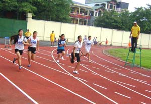 Các VĐV thi đấu ở nội dung chạy 100m nữ.