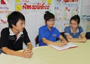 Quỳnh Trang (giữa) trao đổi cùng các đoàn viên trong chi đoàn về kế hoạch hoạt động  tình nguyện trong dịp hè.
