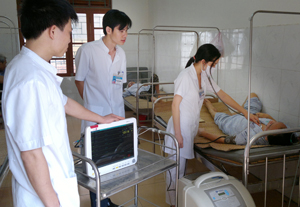 Bệnh nhân thuộc diện nghèo, DTTS đang được khám và điều trị tại Bệnh viện Đa khoa huyện Lạc Sơn. 

