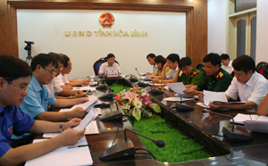 Đồng chí Bùi Văn Cửu, Phó chủ tịch TT UBND tỉnh cùng đại diện các sở, ngành trong tỉnh tham dự hội nghị trực tuyến.