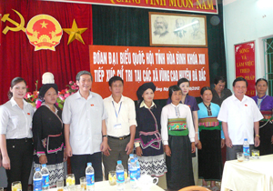Các đại biểu Quốc hội khóa XIII tỉnh gặp gỡ cử tri 3 xã vùng cao huyện Đà Bắc.