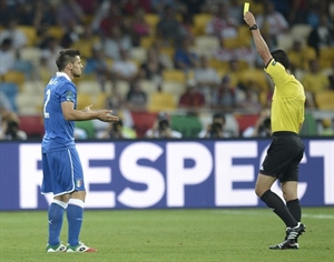 Maggio lãnh thẻ vàng ở trận gặp Anh (Nguồn: Getty Images)