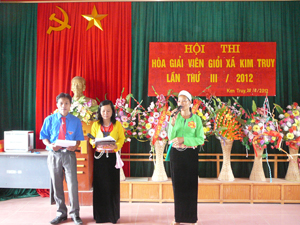 Phần thi xử lý tình huống của hòa giải viên Bùi Thị Lưu, thôn Trại Ổi, thí sinh đoạt giải nhì tại hội thi.