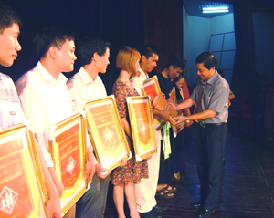 Đ/C Bùi Văn Cửu, Phó chủ tịch Thường trực UBND tỉnh trao quà của UBND tỉnh cho các gia đình tham gia hội thi.