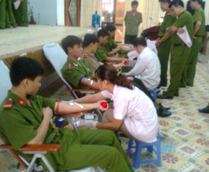 Cán bộ, chiến sĩ Công an tỉnh tham gia hiến máu tình nguyện.