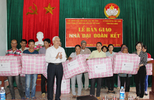 Lãnh đạo MTTQ tỉnh và Tổng Công ty Điện lực Dầu khí Việt Nam tặng 15 suất quà cho hộ nghèo huyện Đà Bắc.