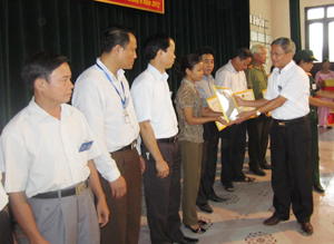 UBND huyện tặng giấy khen cho 16 tập thể và 21 cá nhân có thành tích xuất sắc trong công tác diễn tập KVPT kết hợp sơ tán TKCN năm 2012.