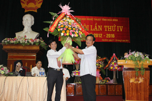 Đồng chí Đinh Duy Sơn, Phó Chủ tịch HĐND tỉnh tặng hoa chúc mừng đại hội.
