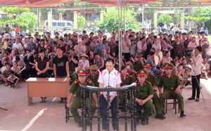 Mức án tử hình đối với bị cáo Bùi Trung Kiên đã nhận được sự đồng tình của hàng nghìn người dân tham dự phiên toà.