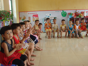 Trường mầm non Bình Thanh (Cao Phong) đã làm tốt công tác XHH giáo dục, thu hút 100% trẻ 5 tuổi ra lớp, góp phần vào thành công đạt chuẩn của huyện nhà.