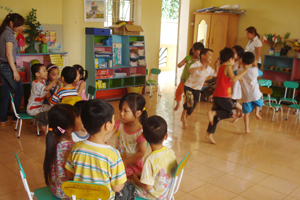 Lớp mẫu giáo 5 tuổi trường MN Hòa Sơn (Lương Sơn) được trang bị đầy đủ trang thiết bị, đồ dùng, đồ chơi, đảm bảo dạy và học theo chương trình GDMN mới.