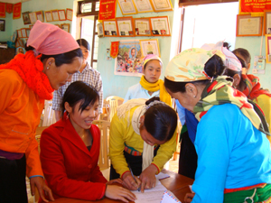 Hội phụ nữ xã Đông Lai (Tân Lạc) cho hội viên phụ nữ vay vốn không tính lãi để phát triển kinh tế từ nguồn tiết kiệm theo mô hình nuôi lợn nhựa.
