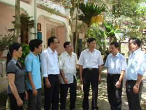 Từ năm 2008 đến nay, huyện Lạc Sơn đã mở được gần 90 lớp với nhiều loại hình khác nhau cho trên 7.000 học viên cơ sở.  Trong ảnh: Lãnh đạo Huyện ủy trao đổi  với cán bộ, học viên Trung tâm Bồi dưỡng chính trị huyện.