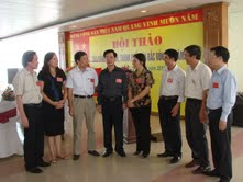 Các đại biểu báo Đảng địa phương trao đổi kinh nghiệm tuyên truyền thực hiện NQTW4 (khóa XI) bên lề hội thảo.