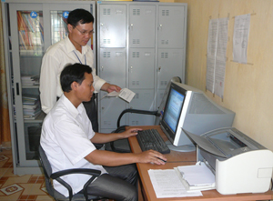 Cán bộ Văn phòng Đảng ủy xã Thành Lập (Lương Sơn) ứng dụng tin học vào hoạt động chuyên môn nghiệp vụ.