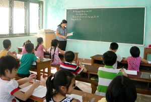 NHiều năm nay, Nhà thiếu nhi tỉnh đã mở các lớp luyện chữ để đáp ứng nhu cầu học tập của các cháu nhỏ trong mỗi dịp hè.
(ảnh: một buổi học luyện chữ tại Nhà thiếu nhi tỉnh).