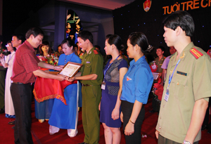 Đồng chí Bùi Văn Cửu, Phó Chủ tịch TT UBND tỉnh trao giải nhì cho các đội tại hội thi tuyên truyền viên giỏi thực hiện Nghị quyết số 03.