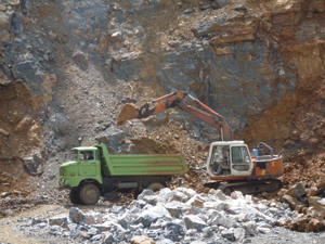 Cơ sở khai thác đá tại xóm Công 2, xã Quy Hậu của Công ty TNHH  xây dựng Minh Nguyệt được thành lập từ năm 2010 chấp hành đầy đủ các thủ tục pháp lý trong khai thác đá, từng bước đi vào hoạt động ổn định.
