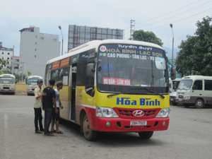 Công ty TNHH ôtô buýt Hòa Bình hiện đang khai thác tuyến cố định TP. Hòa Bình - Lạc Sơn với 22 đầu xe, tạo điều kiện thuận lợi cho việc đi lại của nhân dân. Ảnh: P.V