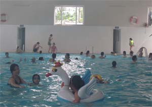 Cần nhân rộng các khoá huấn luyện bơi cho trẻ để hạn chế thấp nhất các trường hợp tại nạn do đuối nước. ảnh: Ảnh chụp tại khu du lịch suối khoáng Kim Bôi

