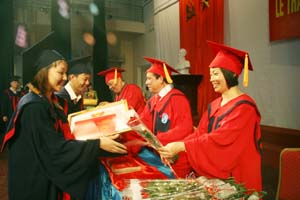 Lãnh đạo Viện Đại học Mở Hà Nội trao bằng tốt nghiệp đại học và khen thưởng cho những sinh viên có thành tích xuất sắc trong quá trình học tập.